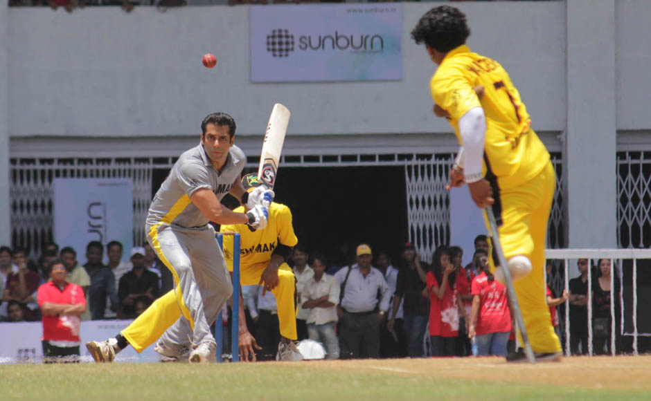 salman playing cricket