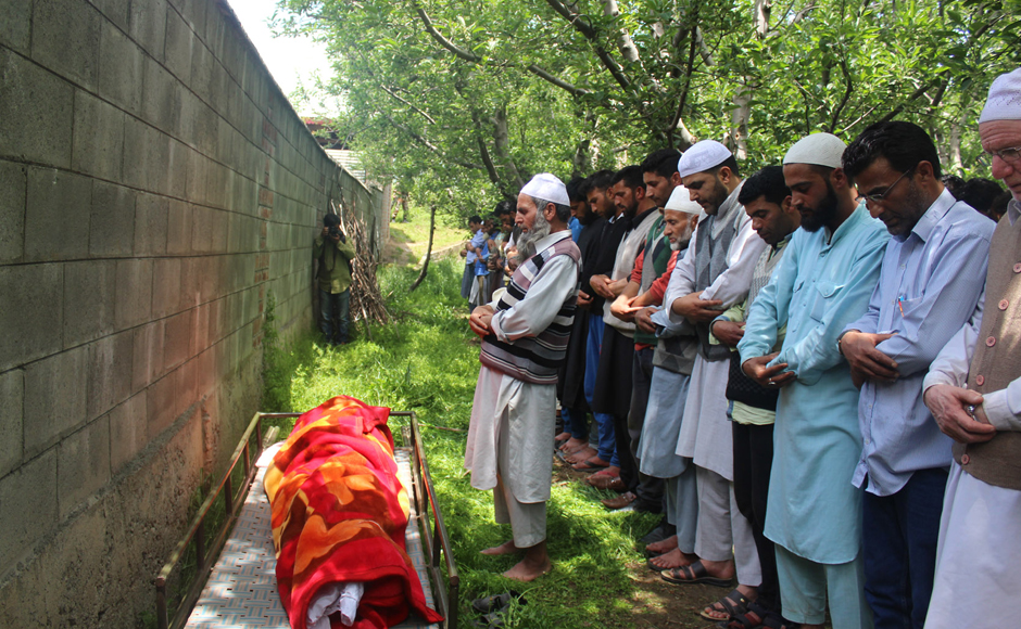 Lt-Ummer-Fayaz-Parry_funeral3