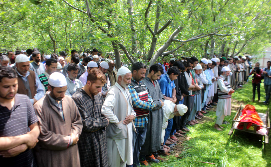 Lt-Ummer-Fayaz-Parry_funeral5