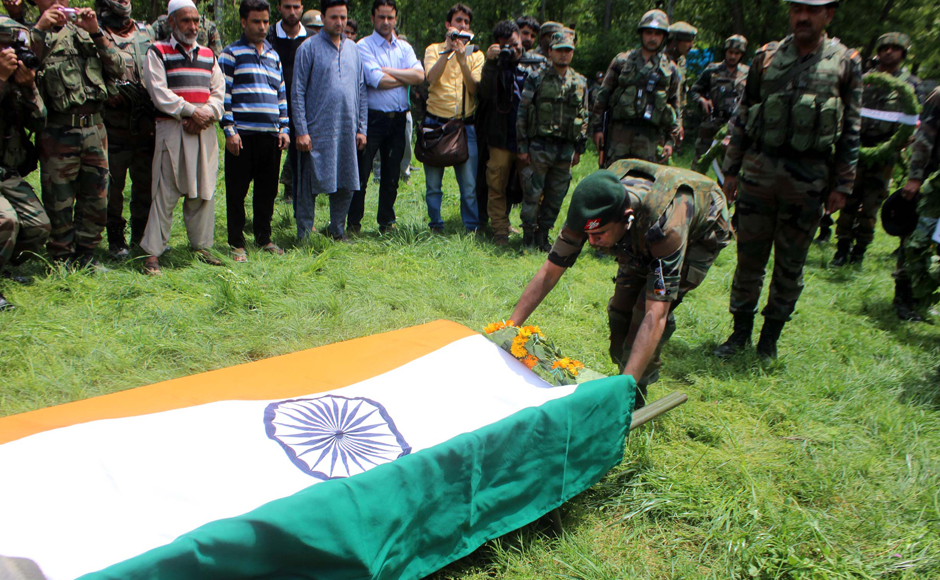 Lt-Ummer-Fayaz-Parry_funeral6