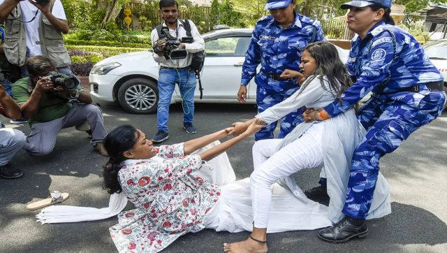 No end to drama in Delhi: Protests by Congress continue as Rahul's questioning continues on Day 3